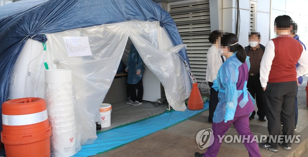 붐비는 제주대병원 선별진료소