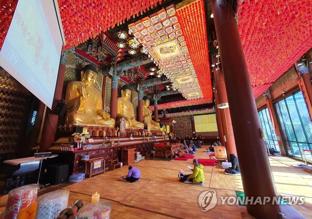 The sermon hall of Jogye Temple in central Seoul, the main temple of the Jogye Order of Korean Buddhism, is nearly empty on Feb. 23, 2020. (Yonhap)