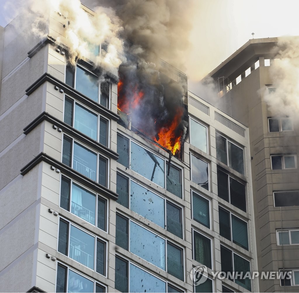 청라국제도시 아파트 화재, 떨어지는 잔해