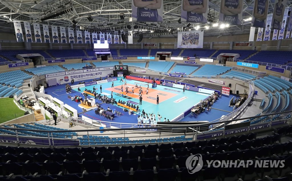 This file photo from Feb. 27, 2020, shows a men's V-League volleyball match between the home team Korea Expressway Corp. Hi-Pass and GS Caltex Kixx at empty Gimcheon Gymnasium in Gimcheon, 230 kilometers south of Seoul. (Yonhap)
