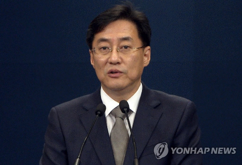 Cheong Wa Dae spokesman Kang Min-seok speaks at a press briefing in this undated file photo provided by Yonhap News TV. (PHOTO NOT FOR SALE) (Yonhap)
