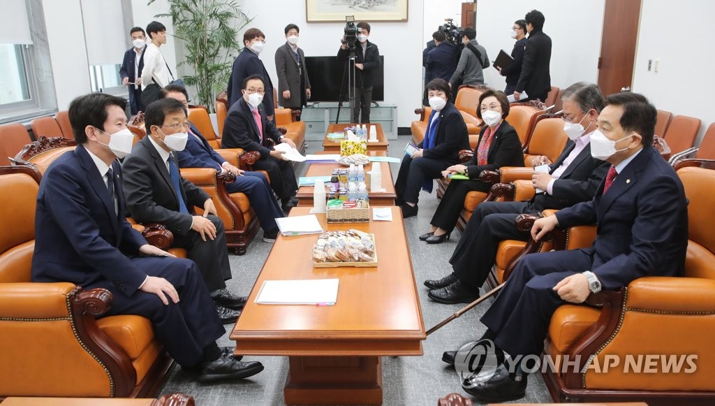 Floor leaders of South Korean political parties hold a meeting at the National Assembly in Seoul on March 1, 2020, to discuss passing of the supplementary budget bill designed to help fight the spread of the coronavirus. (Yonhap)