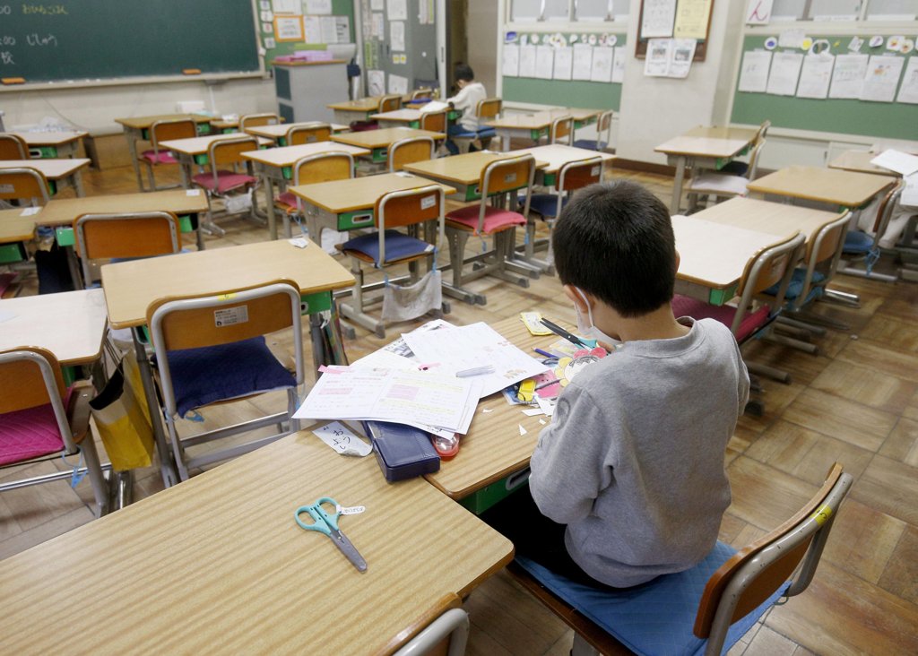 (사이타마 교도=연합뉴스) 일본 각지에서 코로나19에 대응하기 위한 임시 휴교가 시작된 2020년 3월 2일 사이타마현 사이타마시의 한 초등학교에서 휴교 중에도 집에서 머물기 어려운 한 학생이 교실에서 자율 학습을 하고 있다.