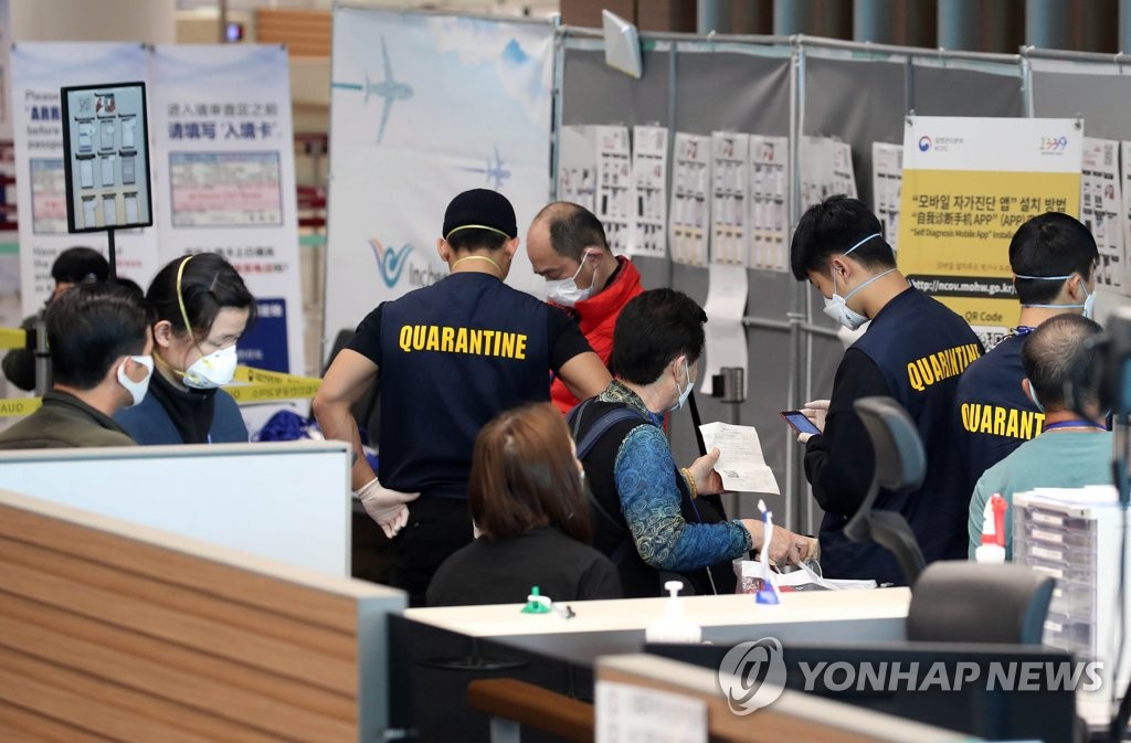 Passengers from Japan undergo a special entry procedure at Incheon International Airport, west of Seoul, on March 9, 2020. In tit-for-tat measures, South Korea and Japan introduced tougher entry procedures against each other's people at the same time on the day, citing the new coronavirus. (Yonhap)