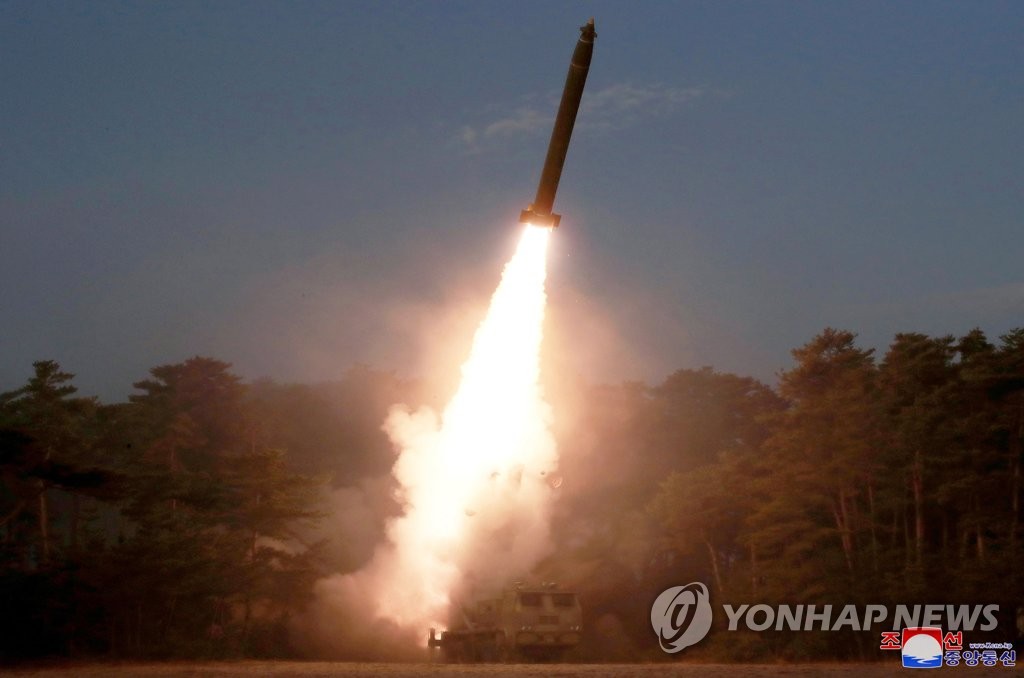 كوريا الشمالية : الزعيم الكوري الشمالي يشرف على تدريبات إطلاق المدفعية - 3