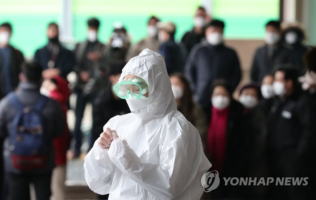 资料图片：3月10日，在首尔九老区卫生站，全副武装的医务人员准备进行新冠病例筛查。 韩联社