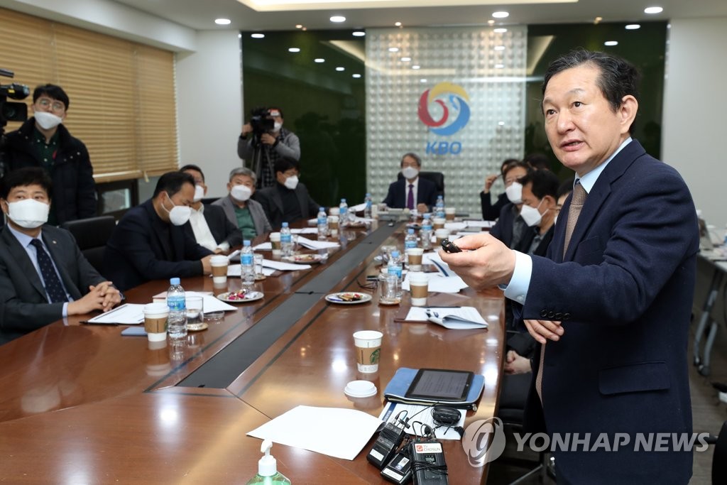 In this file photo from March 10, 2020, Jun Byung-yool (R), former head of the Korea Centers for Disease Control and Prevention, gives a presentation on the effects of the coronavirus on sports before a Korea Baseball Organization (KBO) board of governors meeting at the KBO headquarters in Seoul. (Yonhap)