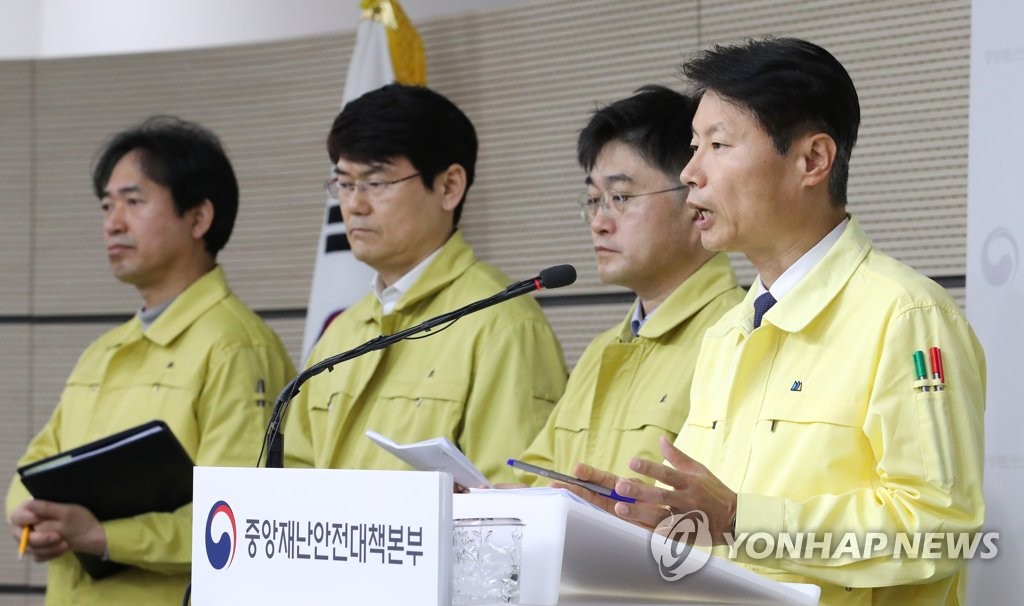 3月17日，韩国中央灾难安全对策本部第一总括协调官金刚立（右）在中央政府世宗办公楼举行例行记者会。 韩联社