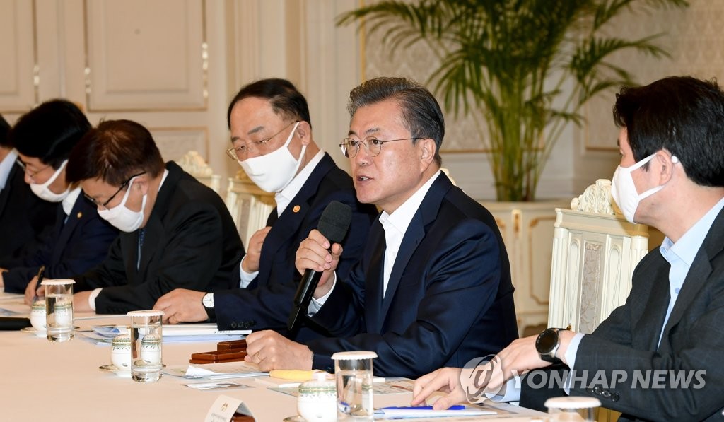 Moon to hold 1st emergency economic council session against coronavirus impact