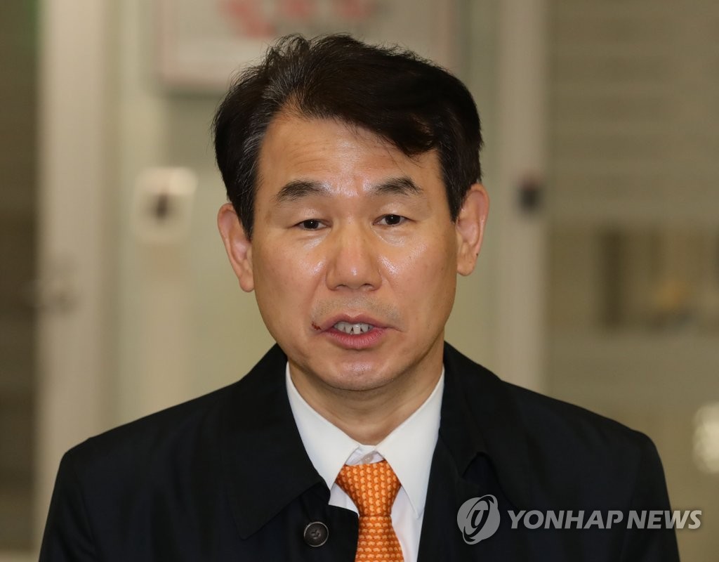 This photo, taken on March 21, 2020, shows Jeong Eun-bo, South Korea's chief negotiator in defense cost-sharing talks with the United States, speaking to the press at Incheon International Airport, west of Seoul. (Yonhap)