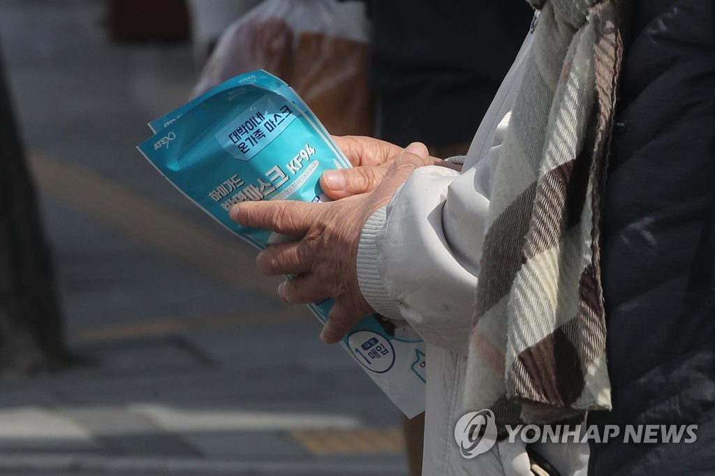 (News Focus) In Seoul, buying face masks becomes easier as rationing system settles
