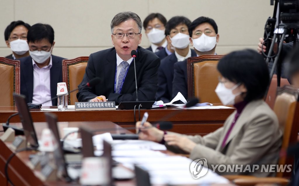 질의 답하는 강상현 위원장