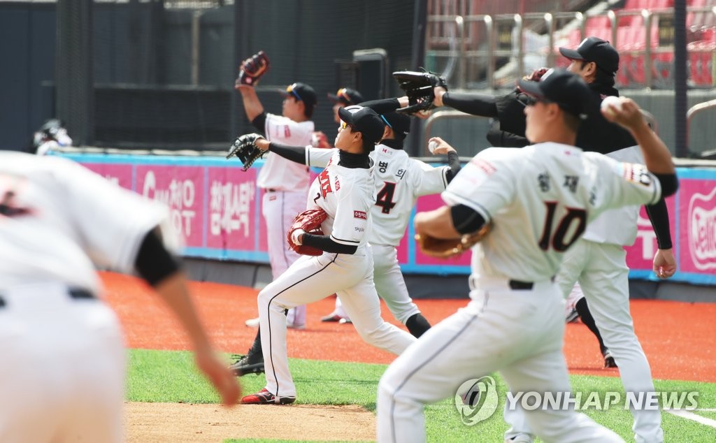 KT Wiz players practice at KT Wiz Park in Suwon, 45 kilometers south of Seoul, on March 31, 2020. (Yonhap)