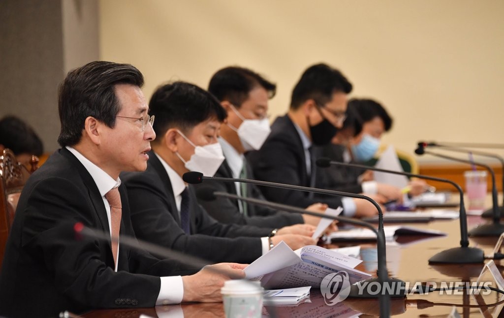 Vice Finance Minister Kim Yong-beom (L) speaks in a weekly meeting of economy-related officials at a building in central Seoul on April 3, 2020, in this photo provided by the Ministry of Finance and Economy. (PHOTO NOT FOR SALE) (Yonhap)