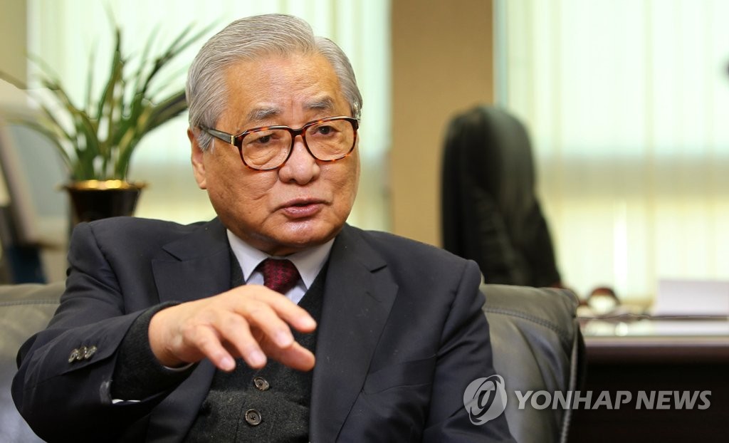 This file photo shows former Prime Minister Chung Won-shik speaking during an interview in Seoul in 2011. (Yonhap)
