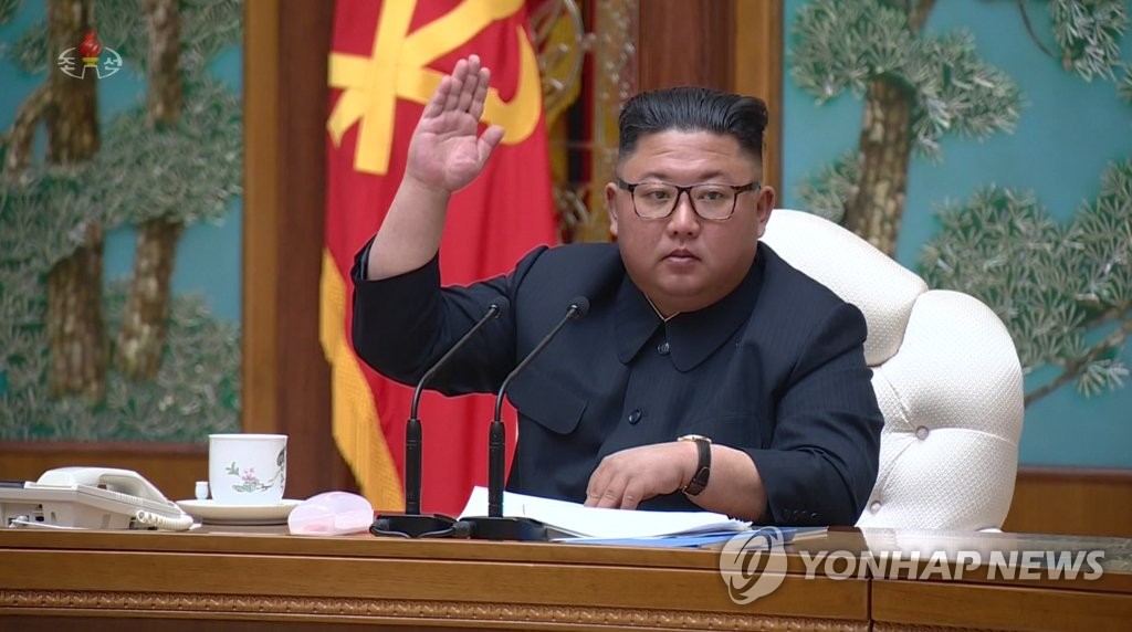 北朝鮮メディアは１２日、朝鮮労働党政治局会議が１１日に党中央委員会本部庁舎で開かれたと伝えた。会議を主宰する金委員長（朝鮮中央テレビから）＝（聯合ニュース）≪転載・転用禁止≫