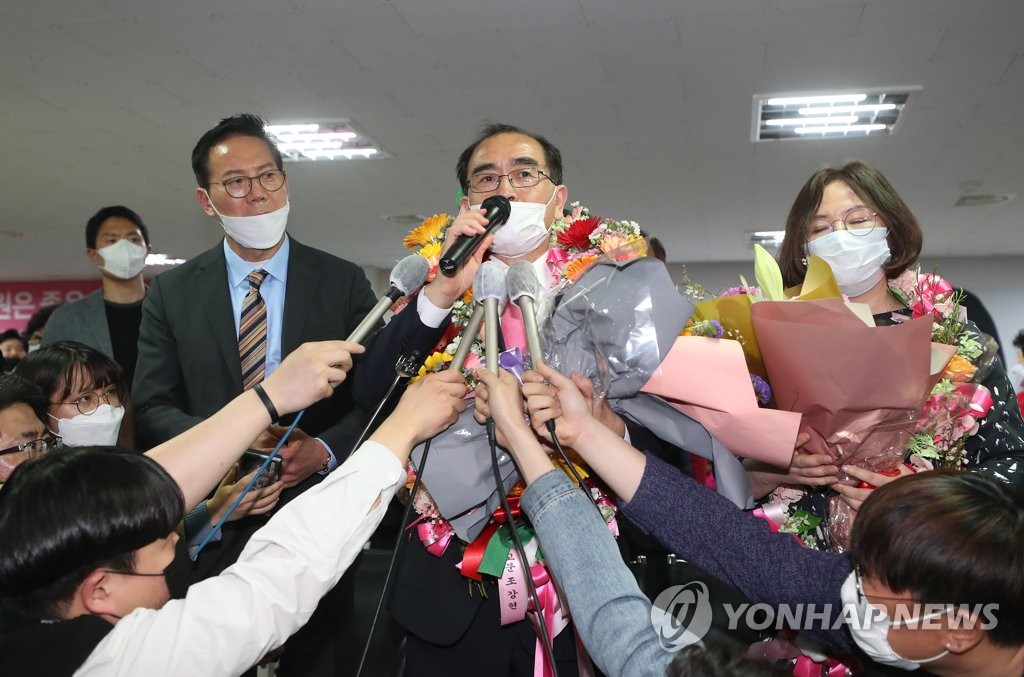 花束を手に当選の感想を語る太氏＝１６日、ソウル（聯合ニュース）