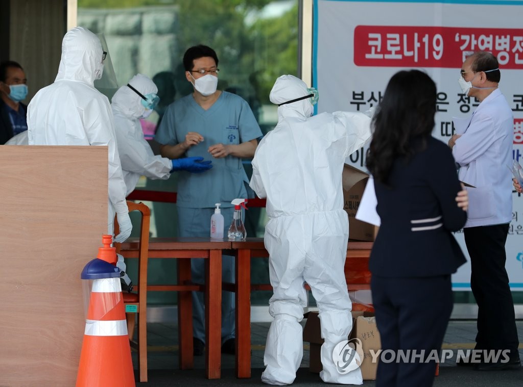 Workers at Busan Medical Center take a coronavirus test in this undated file photo. (Yonhap)