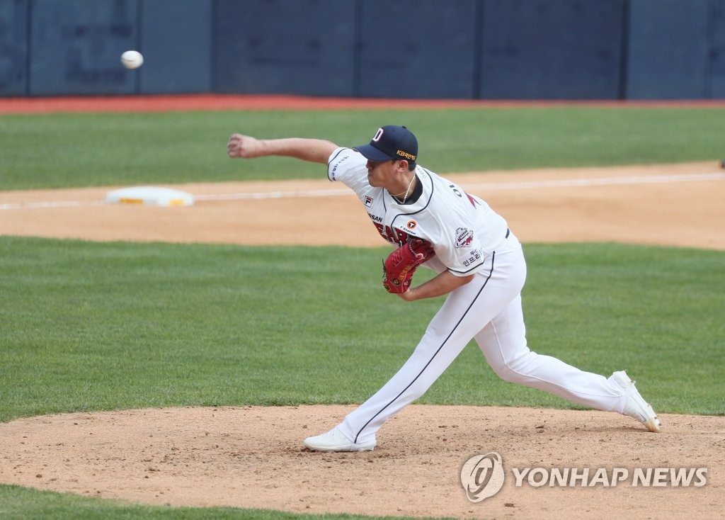 Lee Yong-chan of the Doosan Bears pitches against the Kiwwom Heroes during a Korea Baseball Organization preseason game at Jamsil Stadium in Seoul on April 22, 2020. (Yonhap)
