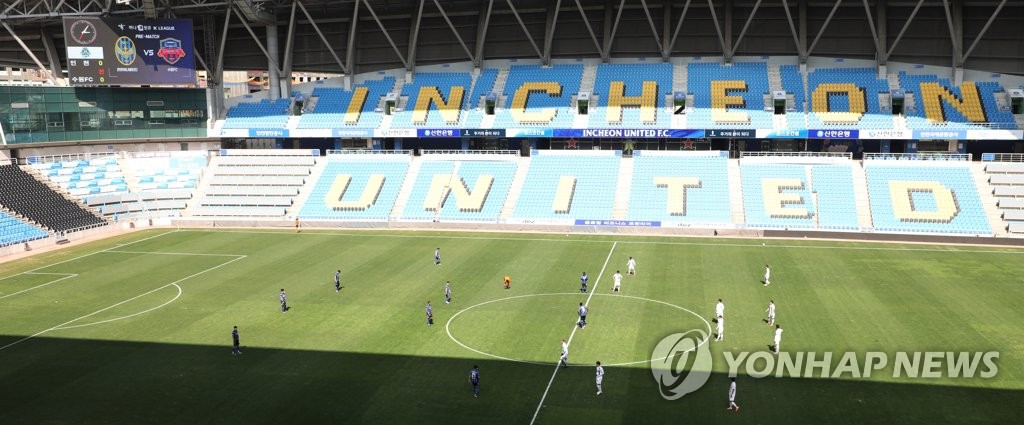 A practice match between Incheon United and Suwon FC takes place at Incheon Football Stadium in Incheon, 40 kilometers west of Seoul, while coaches and reserves watch from the stands, on April 23, 2020. (Yonhap)