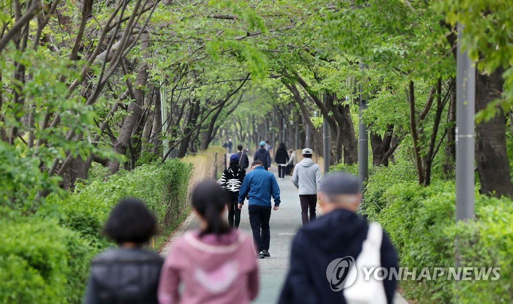 사회적 거리두기 완화, 양재천 산책 즐기는 시민들