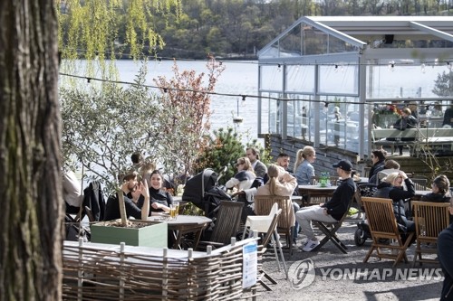 코로나19에도 스웨덴 야외 카페에 모인 시민들