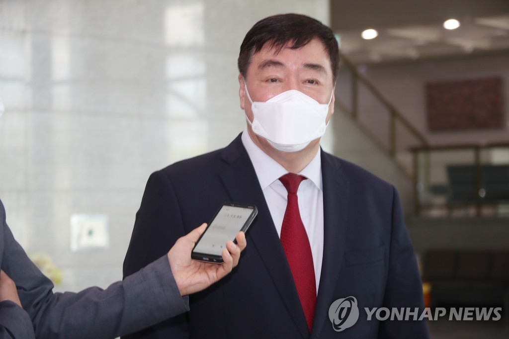 Chinese Ambassador Xing Haiming responds to reporters' questions after a meeting with his South Korean counterpart, Deputy Foreign Minister Kim Gunn, at Seoul's foreign ministry on April 27, 2020. (Yonhap) 