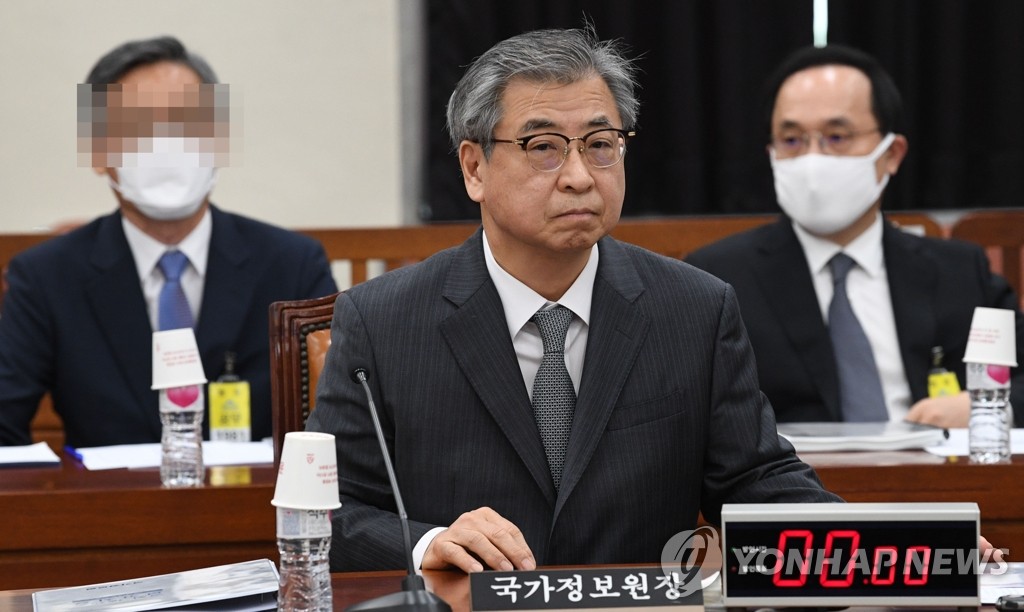 북한 동향 및 대외정책 보고 준비하는 서훈 국정원장
