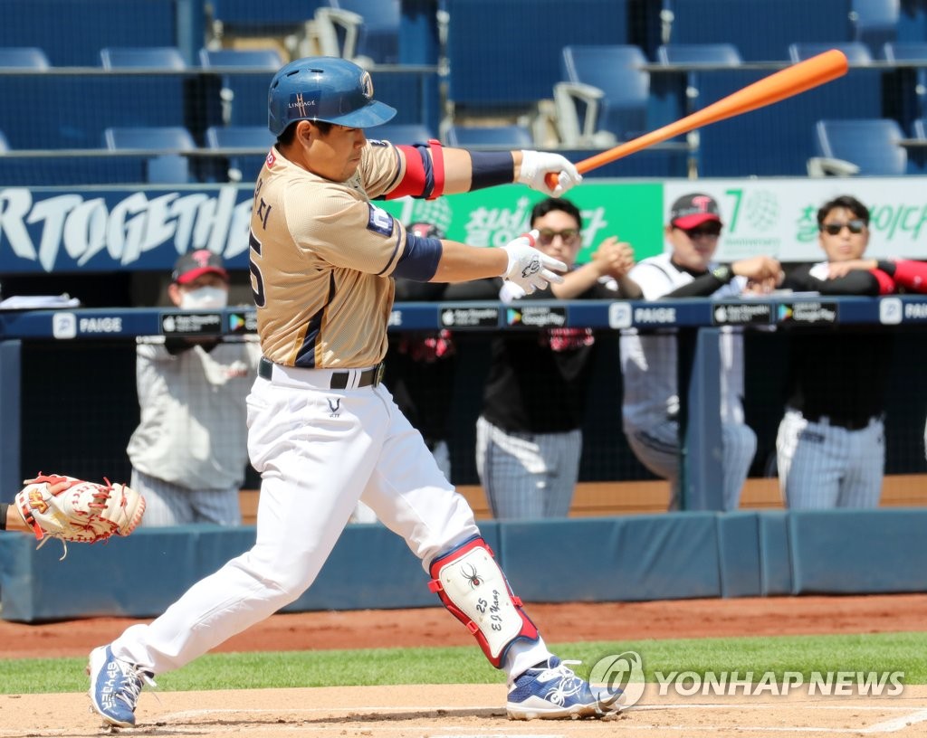 Yang Eui-ji of the NC Dinos hits a double against the LG Twins in a Korea Baseball Organization regular season game at Changwon NC Park in Changwon, 400 kilometers southeast of Seoul, on May 10, 2020. (Yonhap)