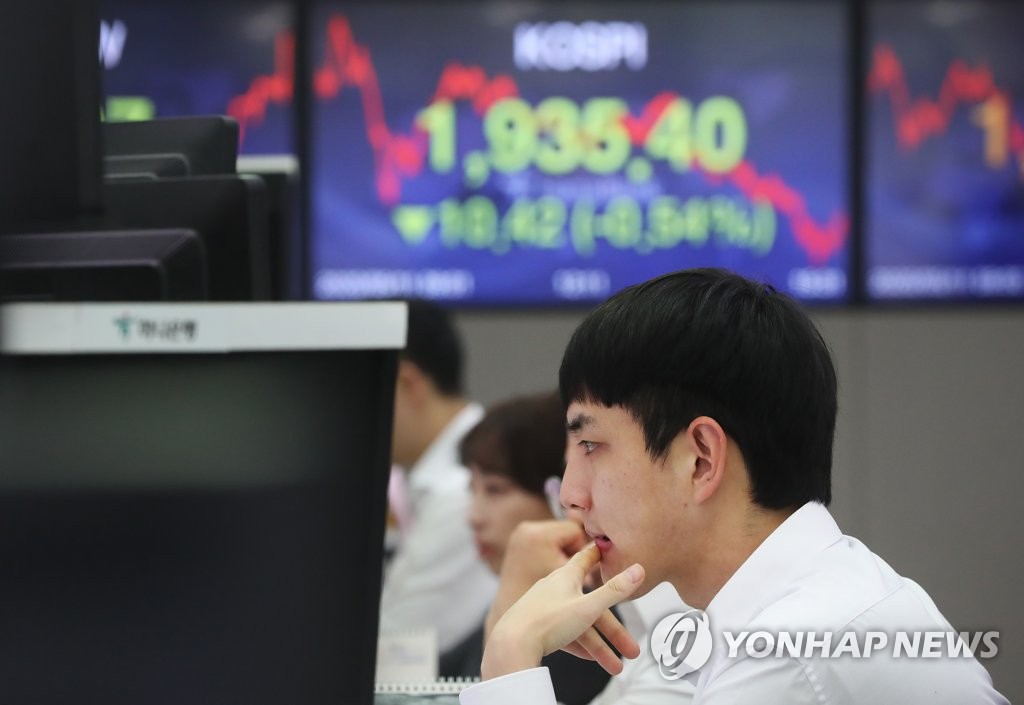 (LEAD) Seoul stocks down over looming uptick in virus cases