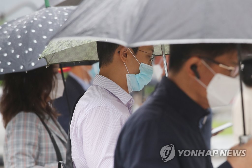 マスクを着用して外出するソウル市民（資料写真）＝（聯合ニュース）