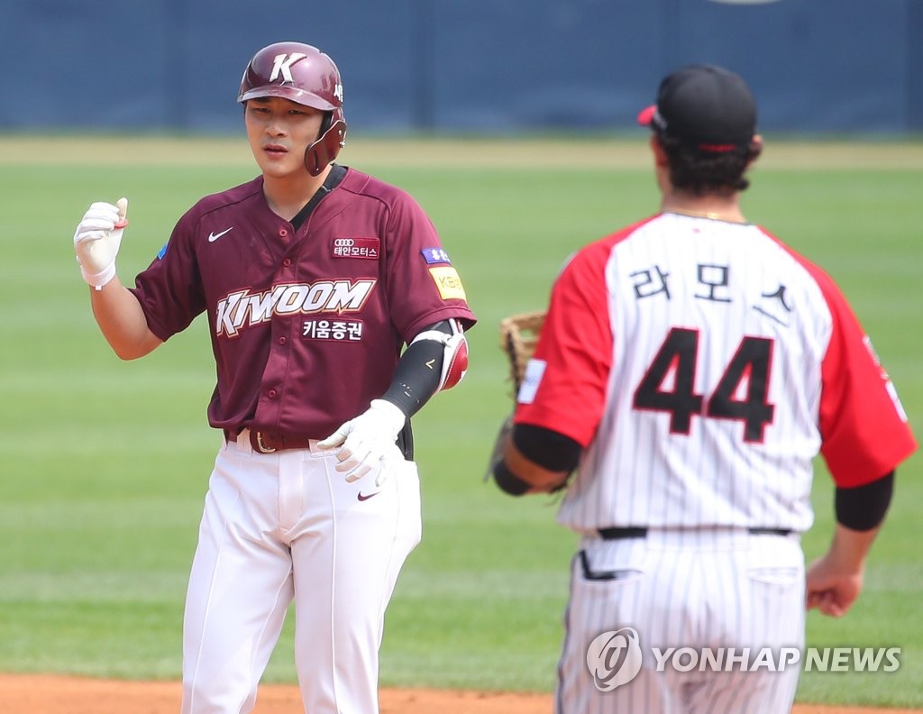 Kim Ha-seong of the Kiwoom Heroes (L) celebrates his two-run double against the LG Twins during a Korea Baseball Organization regular season game at Jamsil Stadium in Seoul on May 17, 2020. (Yonhap)