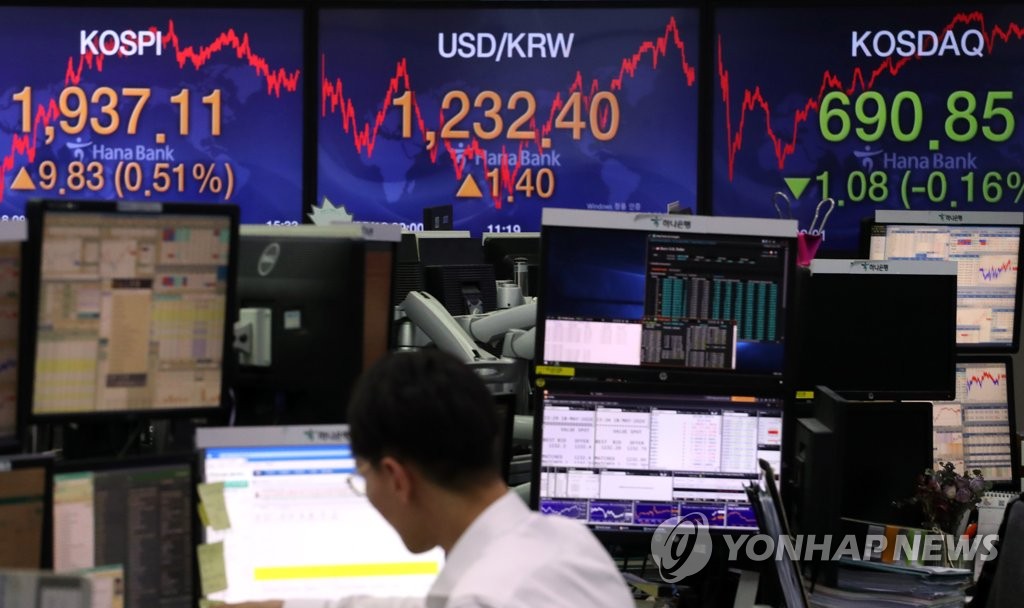 (LEAD) Seoul stocks close higher on hopes of global stimulus
