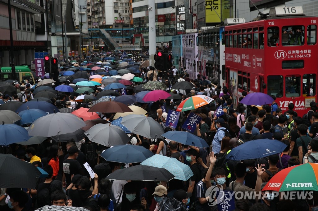 거리 메우고 '홍콩보안법' 반대 시위하는 홍콩시민들