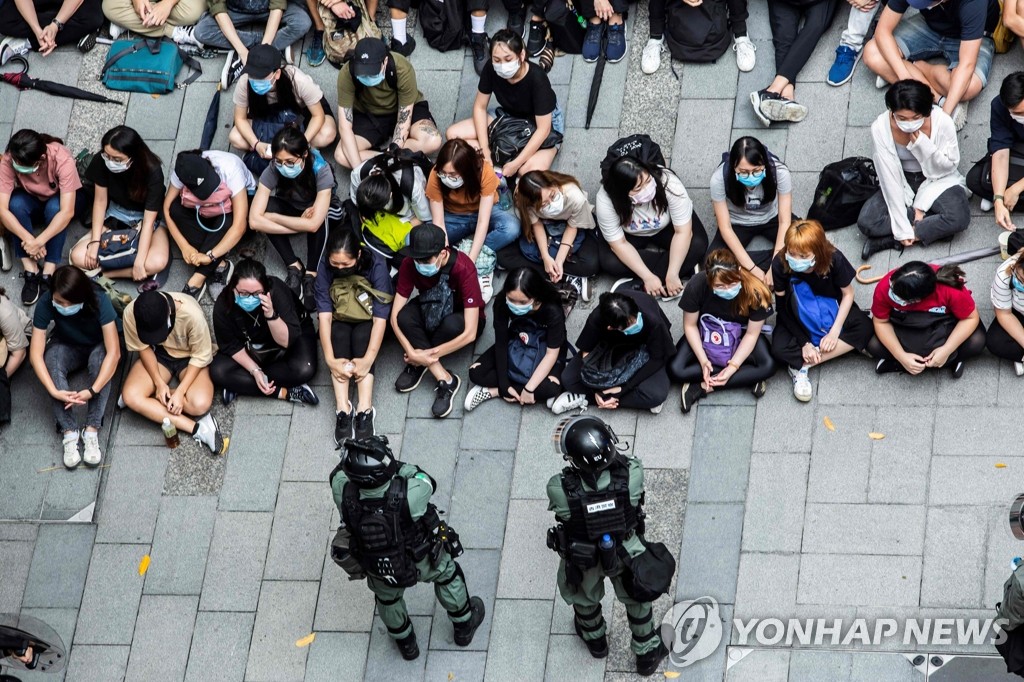 홍콩 진압경찰에 억류된 시위대