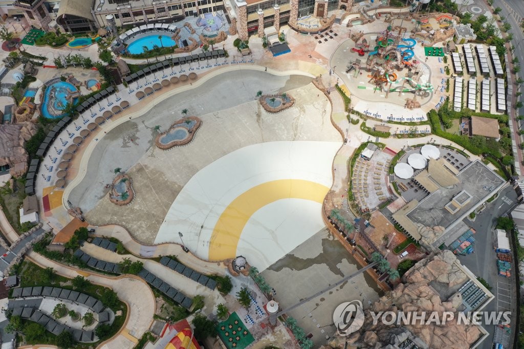 Lotte Water Park located in Gimhae, 450 kilometers south of Seoul, is closed on June 3, 2020, as a precautionary measure to prevent the spread of the new coronavirus. (Yonhap)