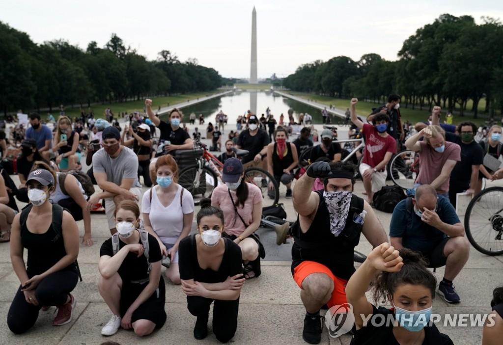 워싱턴기념탑 앞에서 한쪽 무릎 꿇은 '흑인사망' 시위대