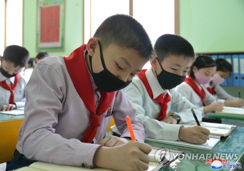 마스크 쓰고 공부하는 북한 학생들
