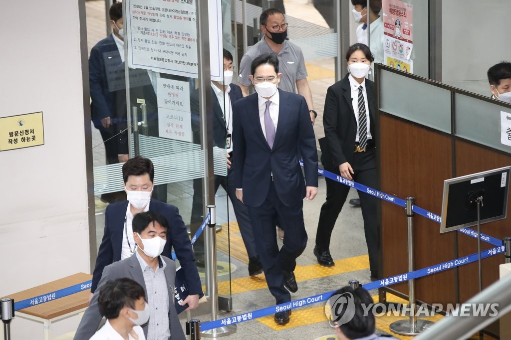 Lee Jae-yong (C), vice chairman of Samsung Electronics, walks into the Seoul Central District Court in southern Seoul on June 8, 2020, to attend a hearing on the prosecution's arrest warrant request against him. (Yonhap)