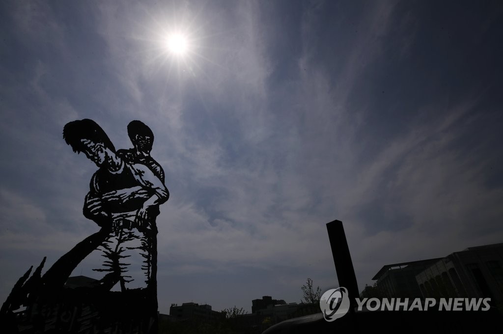 6월 항쟁 33주년, 열사를 기리며