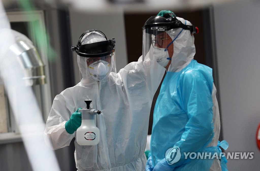 Health workers prepare for duty at a makeshift clinic in Daejeon, 164 kilometers south of Seoul, on June 17, 2020. (Yonhap)