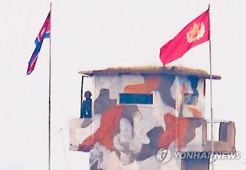 철모 쓴 북한군 병사