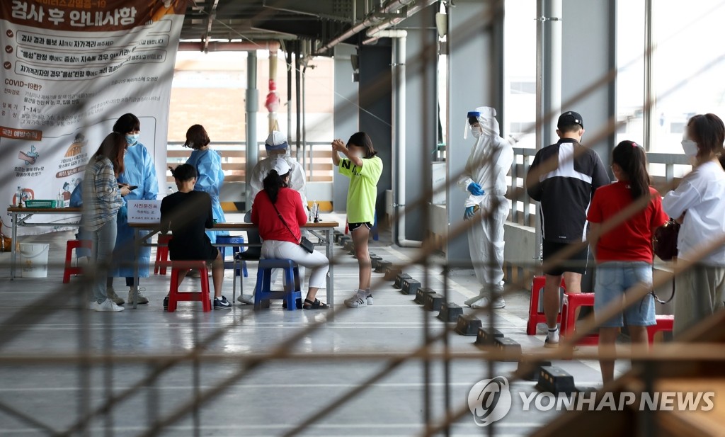 Citizens wait to take tests for the new coronavirus at a screening center in the southwestern city of Gwangju on June 22, 2020. (Yonhap)