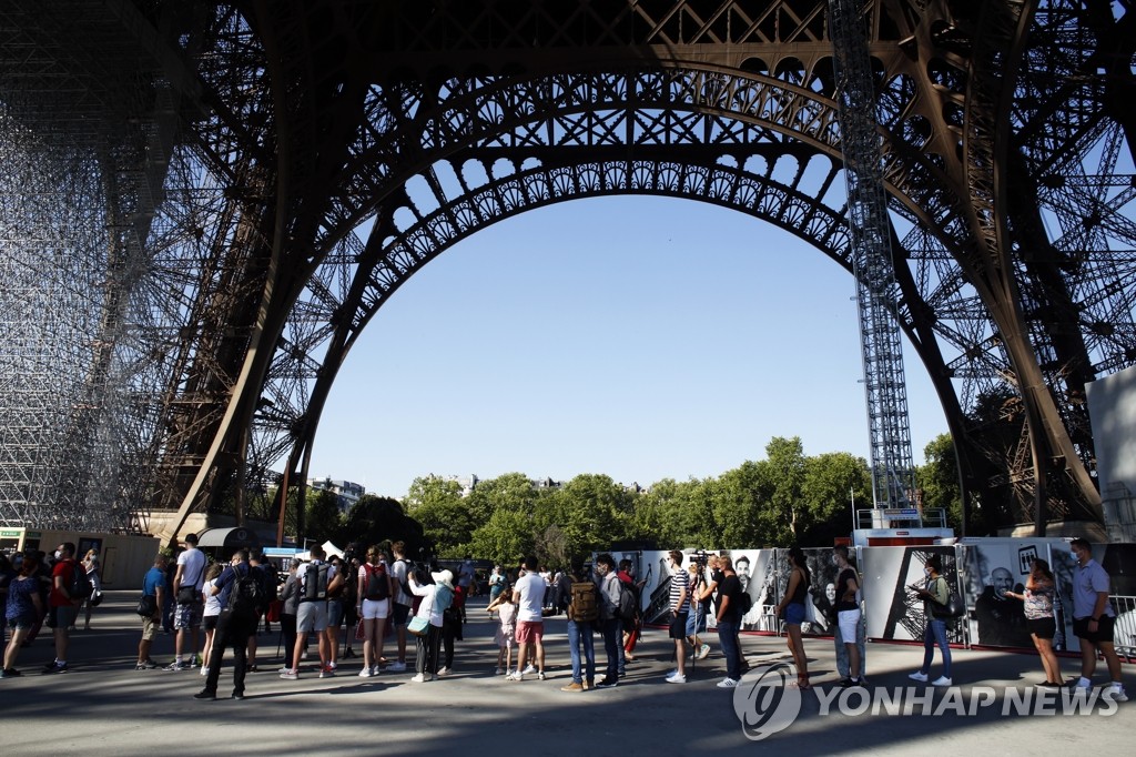 '재개장' 파리 에펠탑 입장 기다리는 관람객들