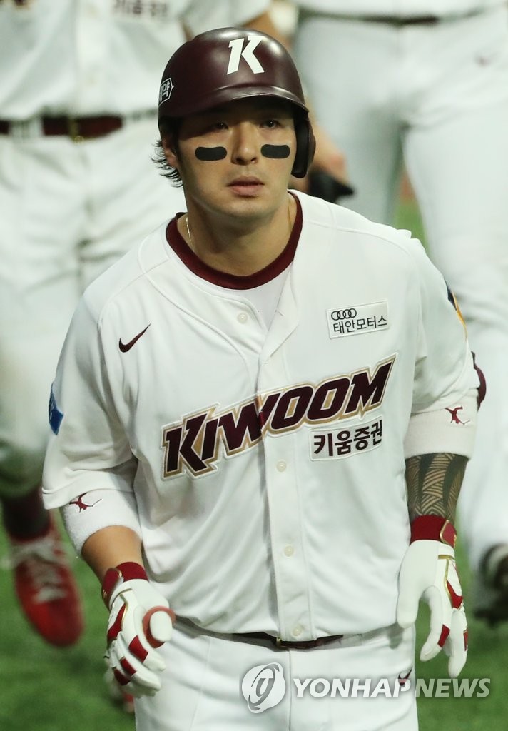 Park Byung-ho of the Kiwoom Heroes returns to the dugout after hitting a three-run home run against the Doosan Bears in a Korea Baseball Organization regular season game at Gocheok Sky Dome in Seoul on July 2, 2020. (Yonhap)