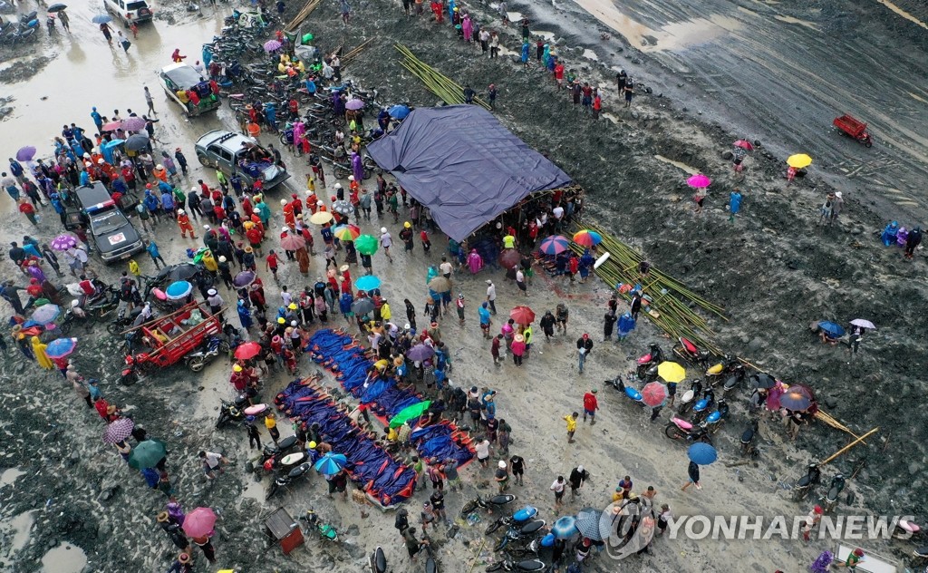 구조작업 진행되는 미얀마 광산 산사태 현장