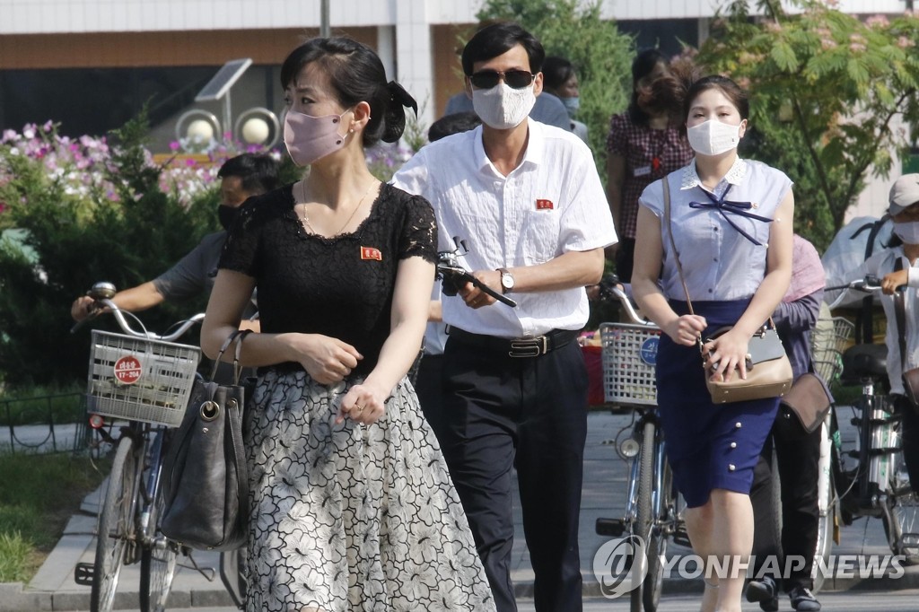 マスクを着用して平壌市内を歩く北朝鮮住民＝（ＡＰ＝聯合ニュース）