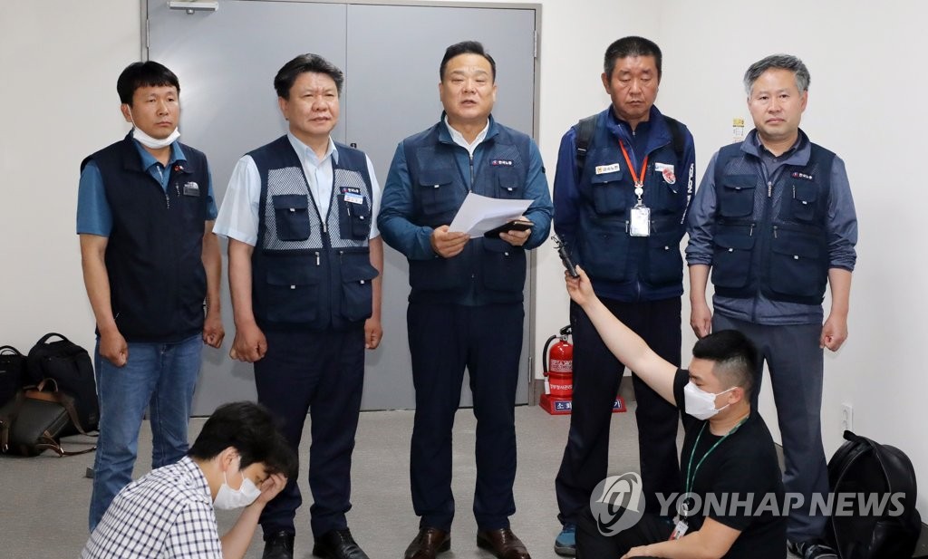 Panel members recommended by the Federation of Korean Trade Unions, who attended the Minimum Wage Commission's ninth plenary meeting at the government complex in Sejong, announce their exit on July 14, 2020. (Yonhap)