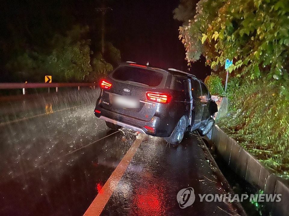 Seen in this photo is a van which carried Ju-ne and Jinhwan, singers of K-pop group iKON, after crashing on the side of a rainy highway in Namhae-gun, South Gyeongsang Province, at 3:40 a.m. on July 13, 2020. Photo was provided by an eye witness. (PHOTO NOT FOR SALE) (Yonhap)