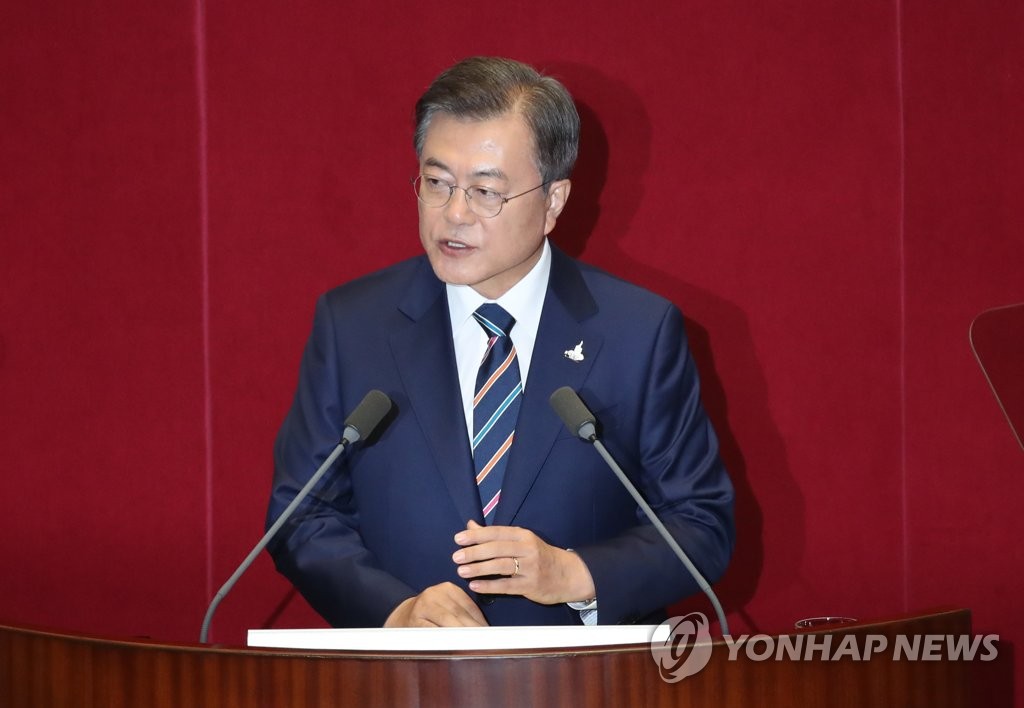 (LEAD) Moon vows full measures against housing price hikes, suggests expansion of supply